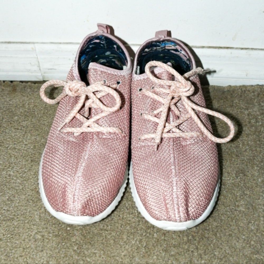 Tennis shoes